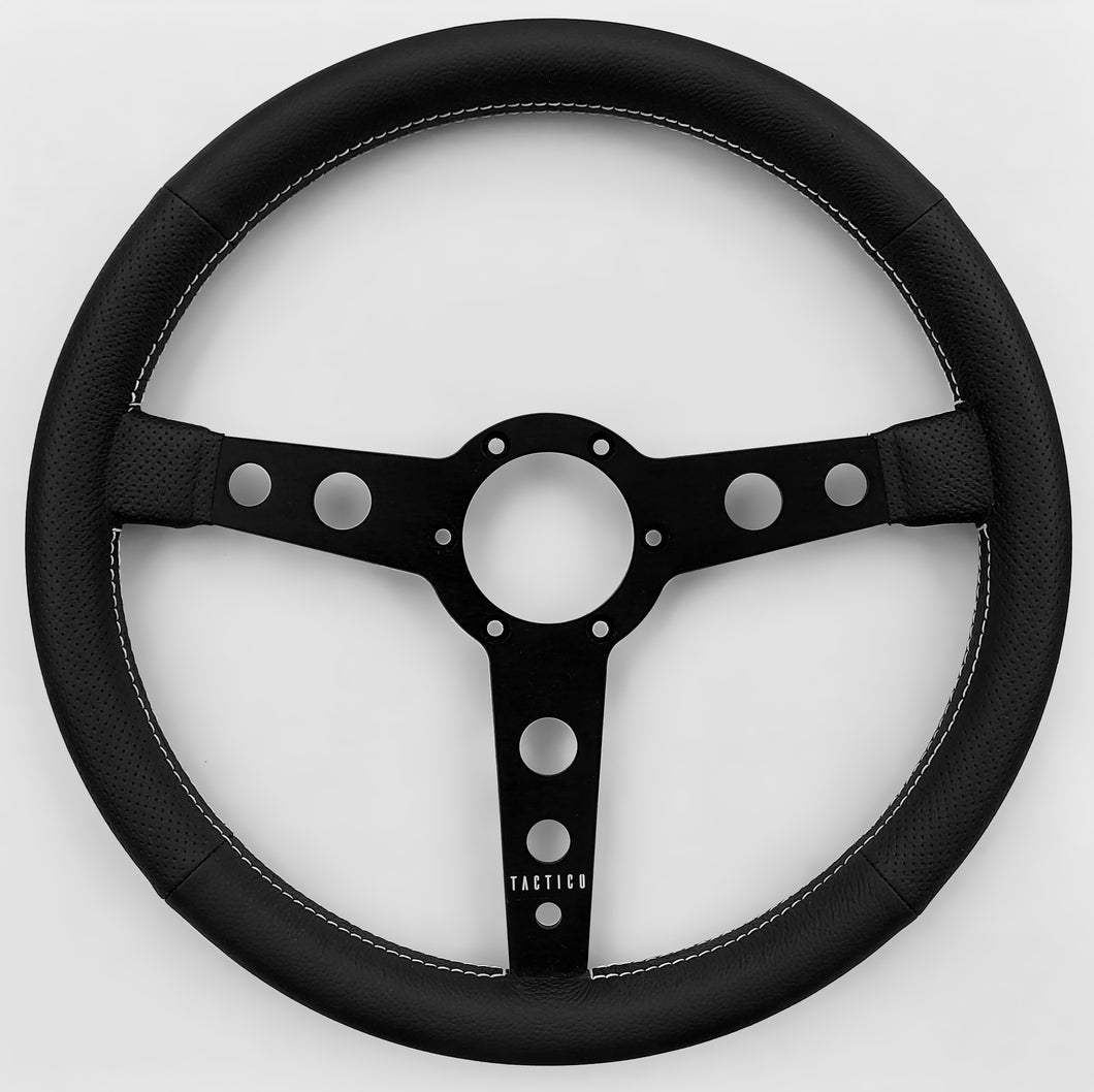 Flat steering wheel in 350 mm shown in air-cooled leather.